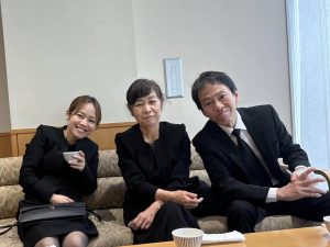 女性２人と男性１人がソファーに座る