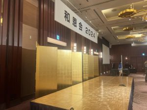 金屏風の舞台