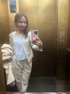 エレベータの中、女性が鏡で自撮り