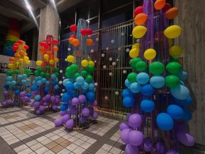 色とりどりのたくさんの風船がツリー状に４つ