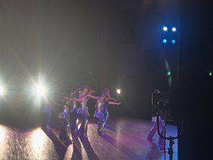 ステージで踊る女性ダンサー達