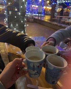 ４人でマグカップを持ち乾杯
