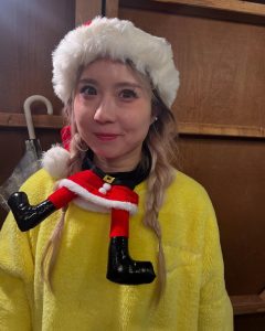 サンタの帽子、黄色いフリースを着た女性