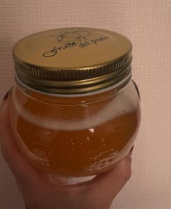 小瓶に入ったはちみつ