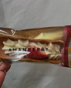 イチゴが上にのったお菓子