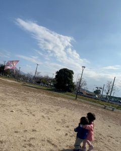 公園で凧揚げを楽しむ幼い姉弟
