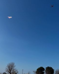 青空と飛行機と凧