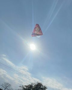 太陽と青空に映える凧