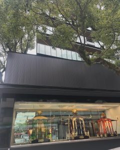 ビルのショーウィンドウにおみこしが３体