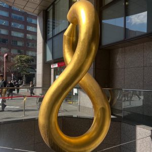 ビルのエントランスに大きなモニュメント