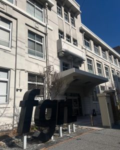 校舎の前にfgn.の文字