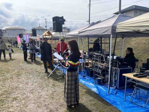イベント会場でマイクをもつ女性MC