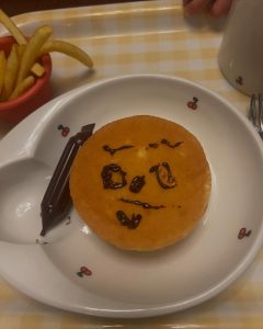 顔がかかれたパンケーキ