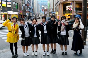 女子高生5人と衣装を着た女性２人