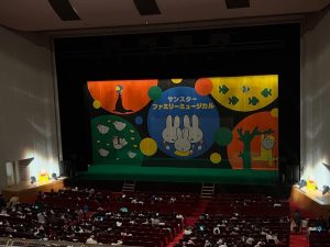 コンサートホールにたくさんの人