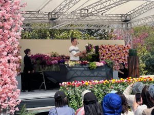 ステージの上で花束を作っている男性