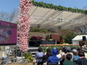 イベントステージで花束を作る男性