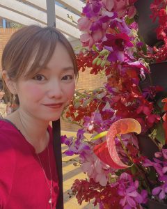 たくさんの花と女性