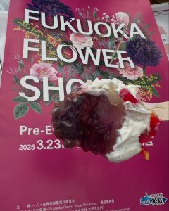 FUKUOKA FLOWER SHOW のチラシの前にスプーンですくったスイーツ