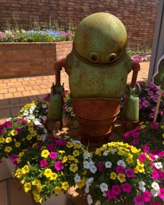たくさんの花に囲まれたロボット