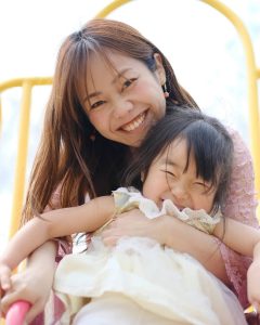 母親と娘のスナップ写真