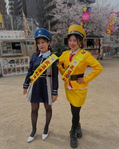 黄色と紺の衣装を着た女性２人 飲酒運転撲滅のタスキ