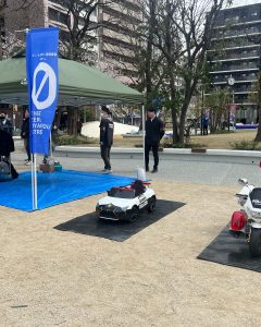 乗れるおもちゃのパトカーと白バイ