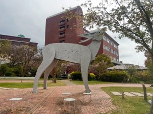 大学内のモニュメント