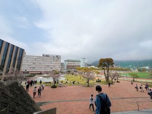 大学敷地内の広場
