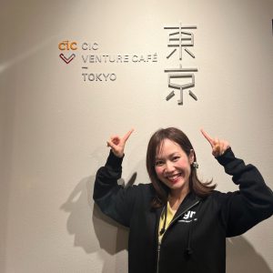 CIC VENTURE CAFE TOKYO 東京の文字の下 女性がポーズをとる