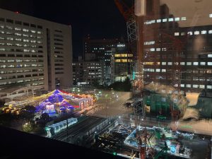 ビルの谷間に建築中のビル