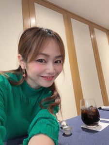 女性とテーブルにアイスコーヒー
