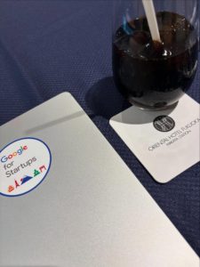 テーブルにアイスコーヒーとノートパソコン