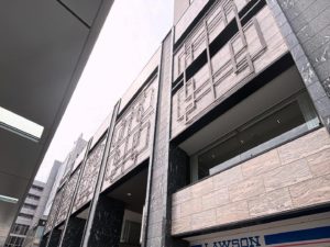 ビルを見上げる