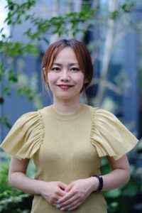 女性のバストアップ画像