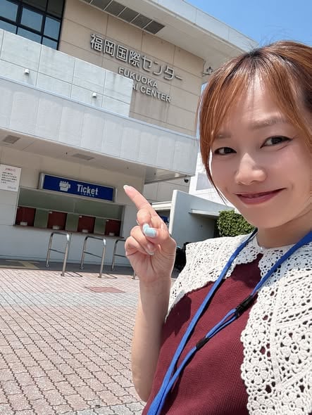 福岡国際センターの入口に立つ平野綾菜