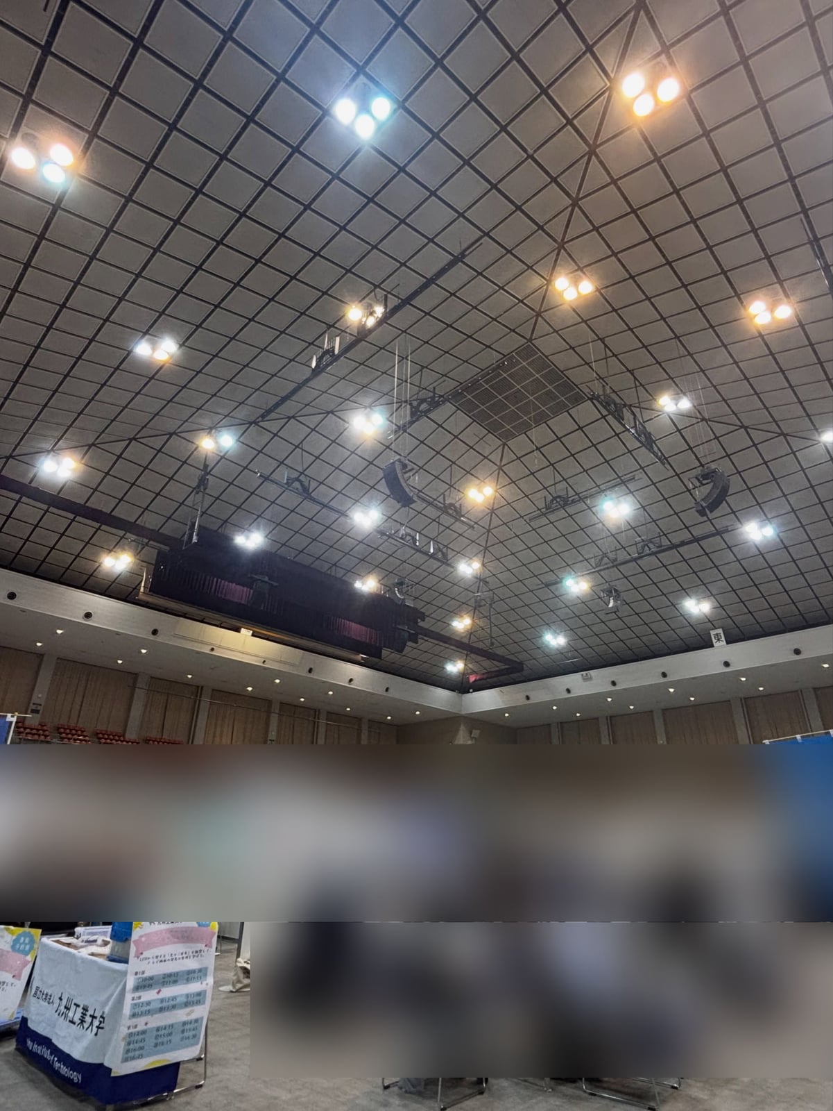 福岡国際センターの会場全景。体験ブースに親子が集まっている