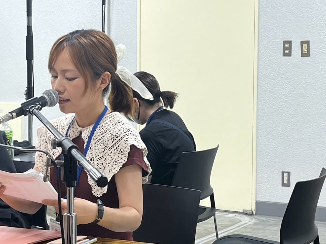 マイクの前で原稿を読み上げる平野綾菜
