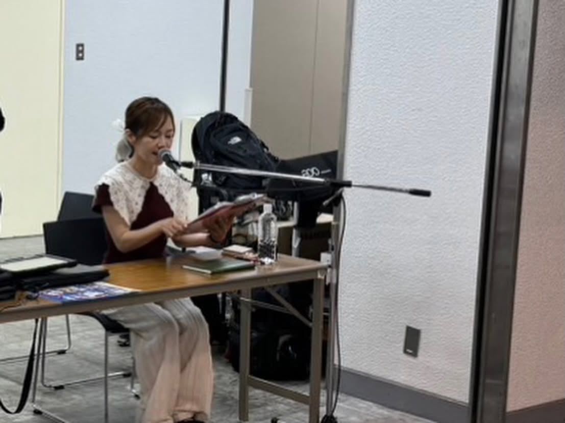 司会席から会場へアナウンスする平野綾菜