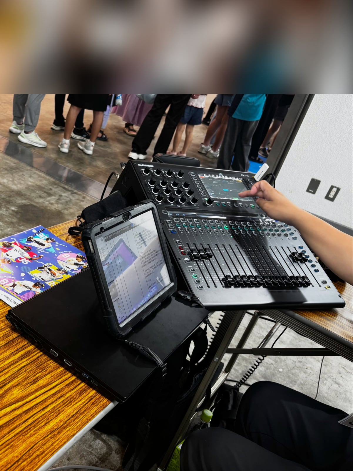 会場に設置された音響卓（ミキサー）