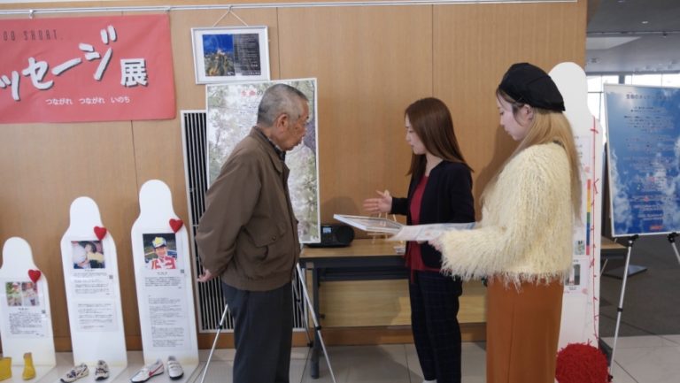 生命(いのち)のメッセージ展の会場で来場者に説明するHEARTFULLメンバー