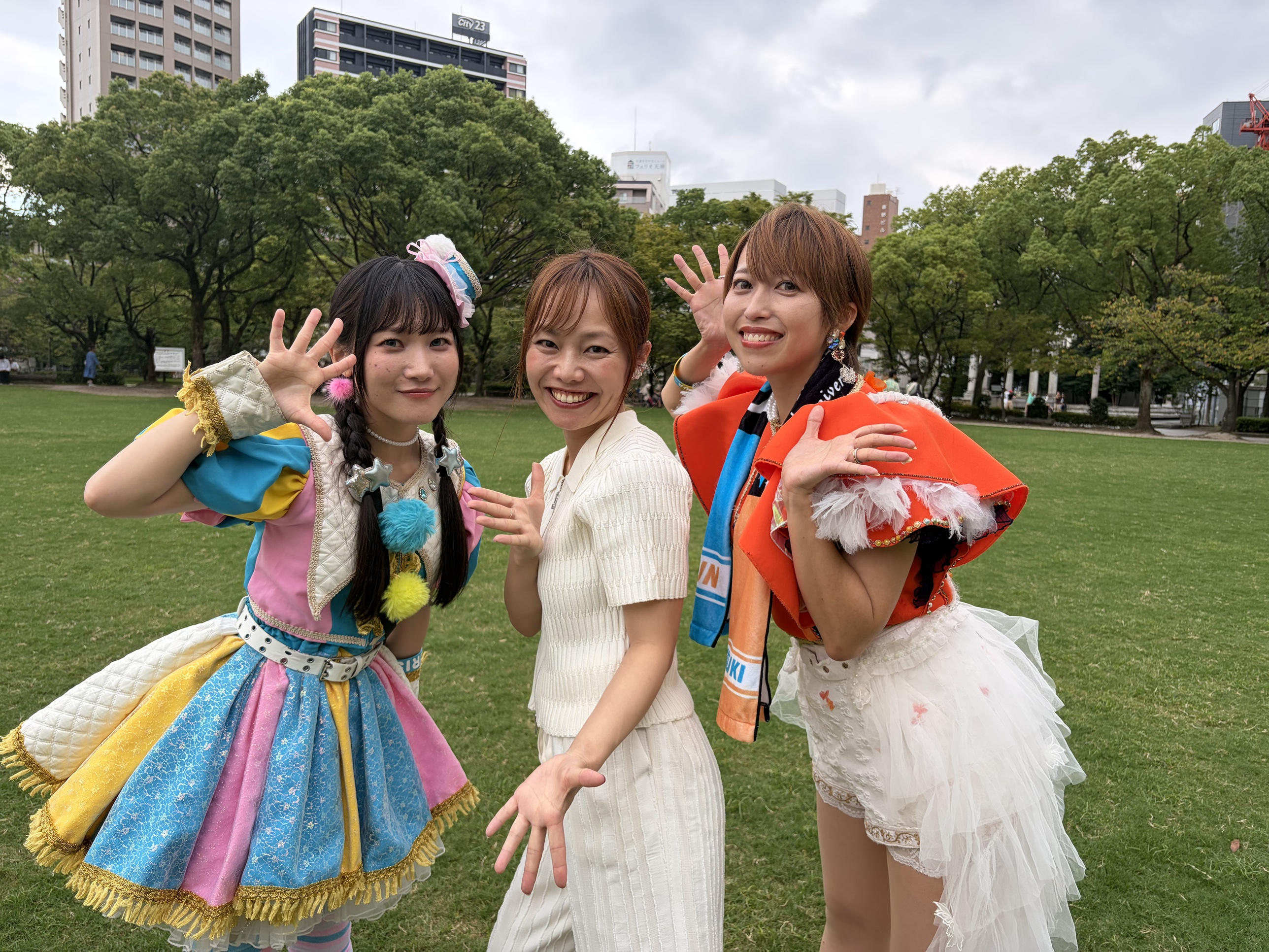 ステージ衣装のゲスト2名と平野綾菜の3人ショット