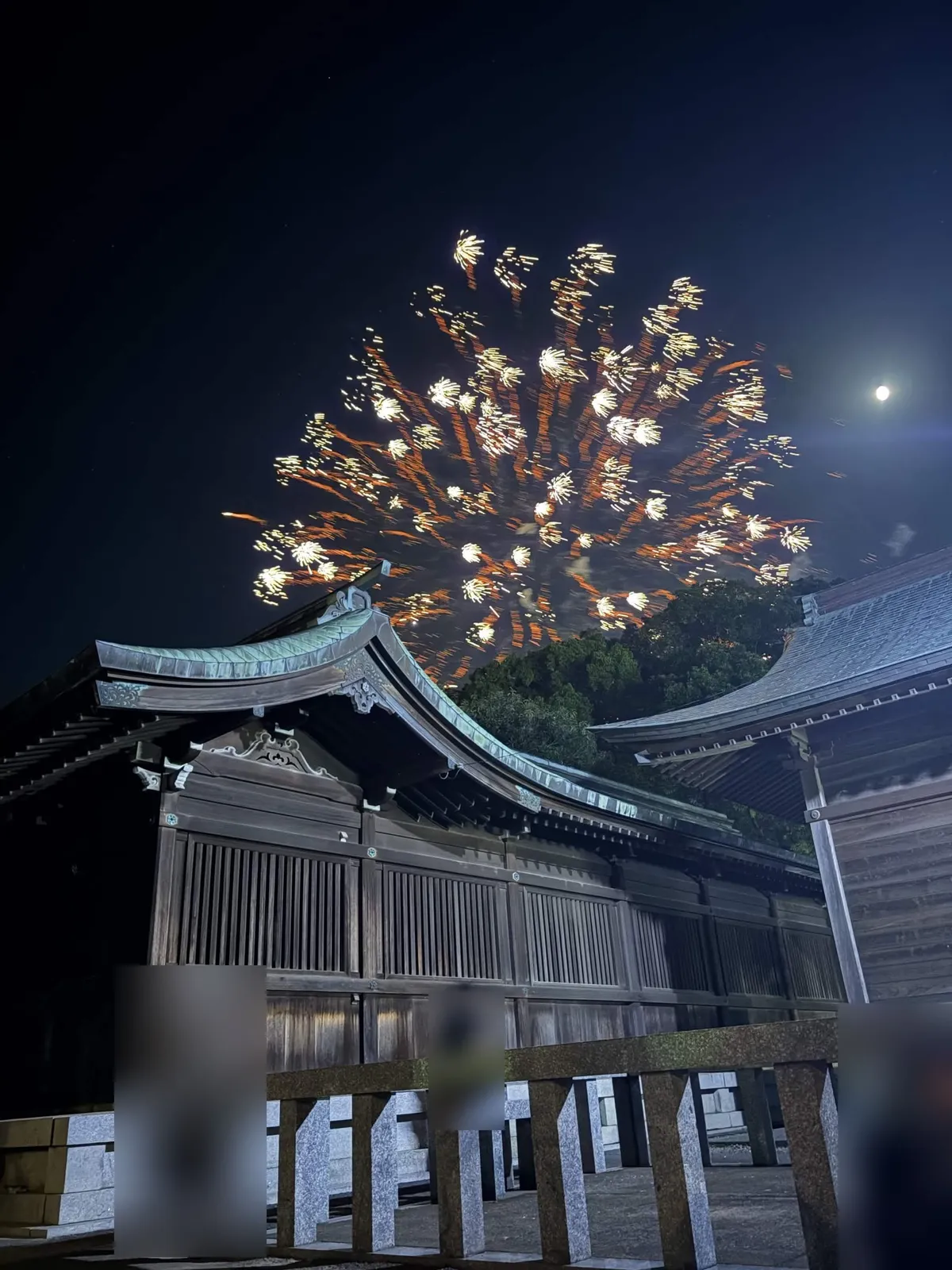宮地嶽神社の社殿の上に上がる花火と月