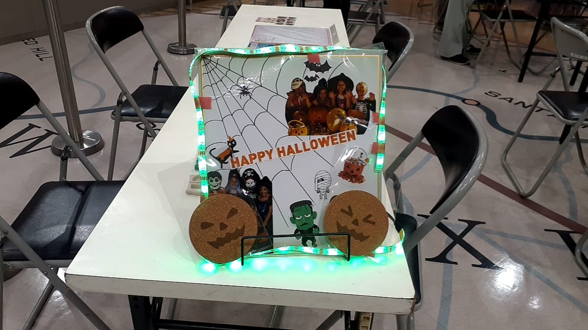 見本のフォトボード。写真とハロウィンのイラストを飾り、光るライトで縁どっている