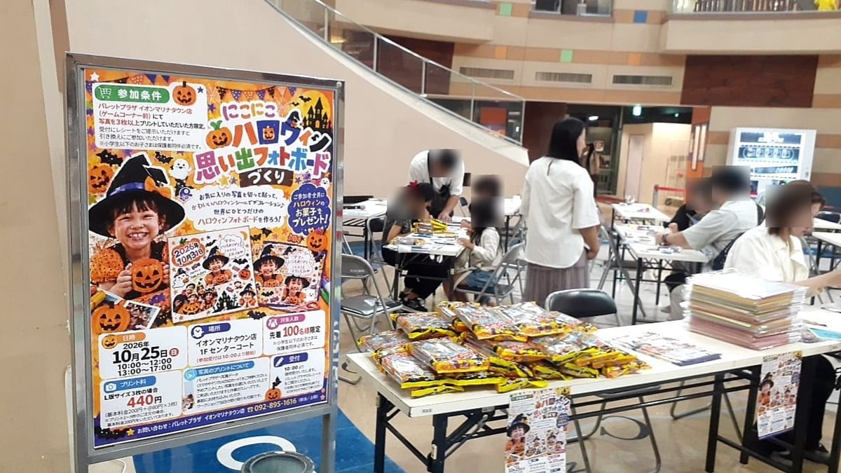 会場の告知ポスターと、制作中のテーブル