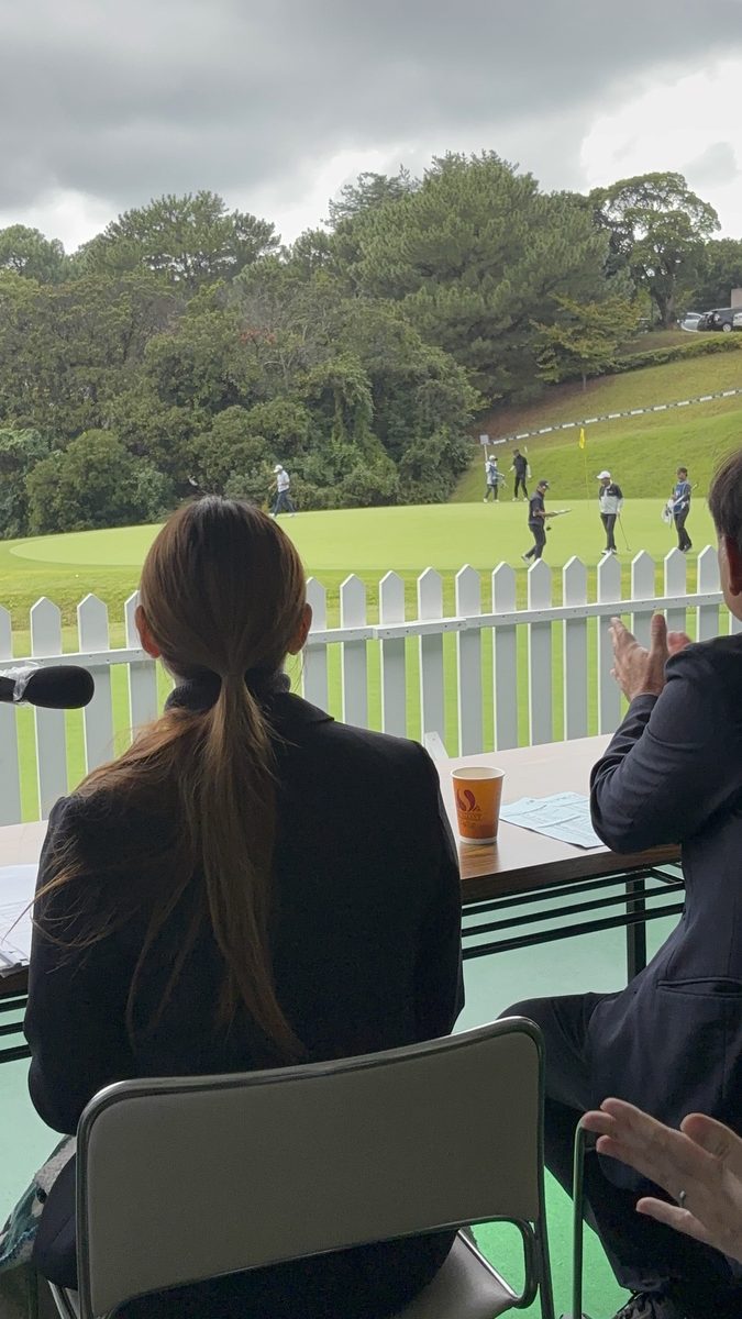 昨年の大会。アナウンス席から、グリーン上の選手たちを見つめるMCの後ろ姿